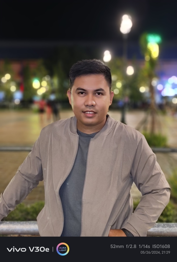 vivo V30e 5G sample picture in Portrait Mode with Aura Light at night.