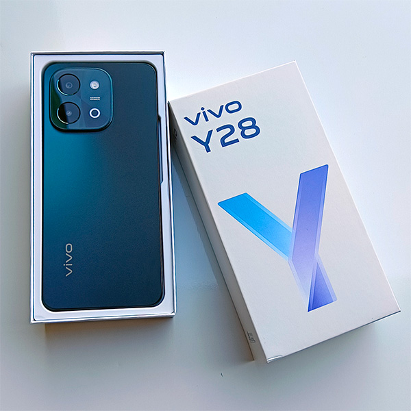 The vivo Y28 and its box.