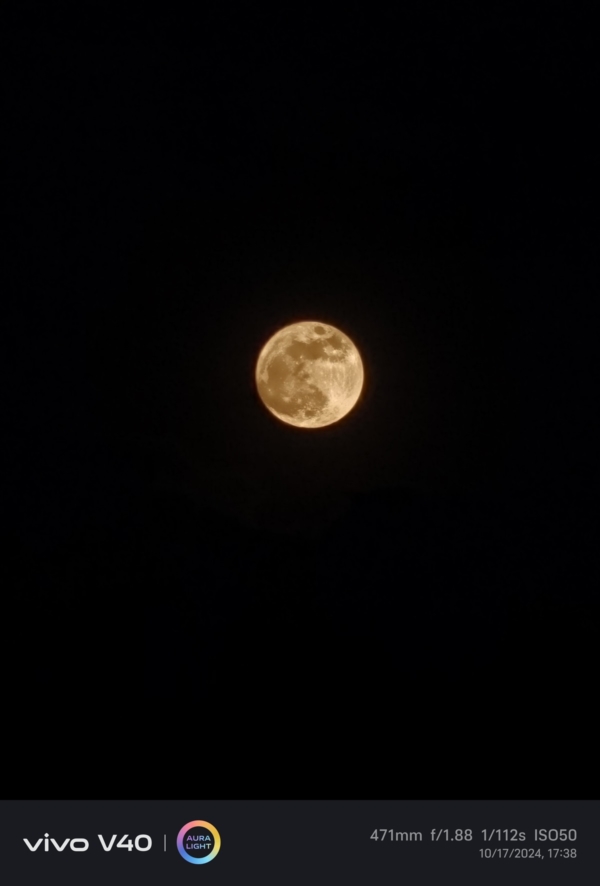 vivo-V40-moon-shot